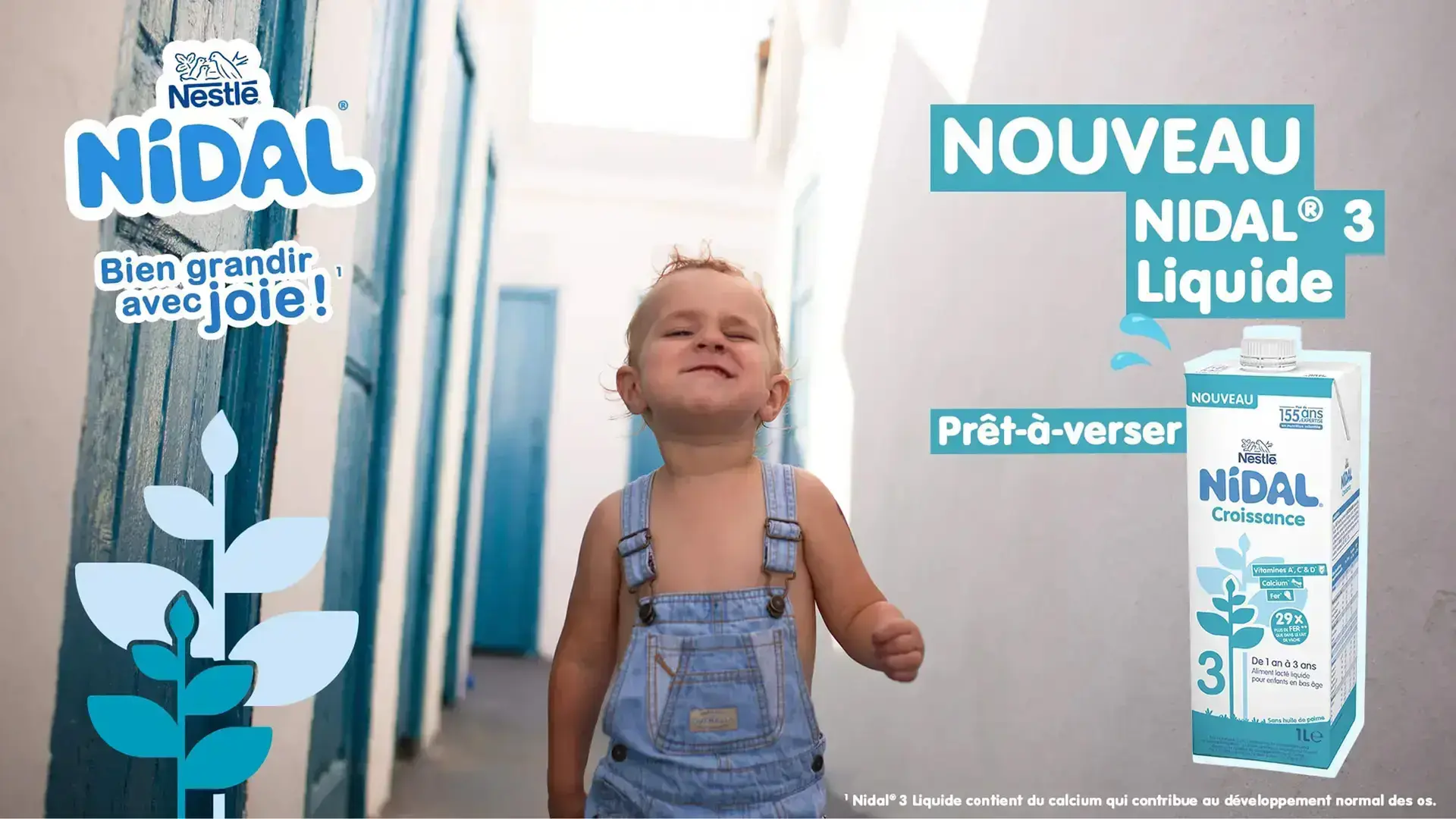Un bébé qui marche avec Nidal produits