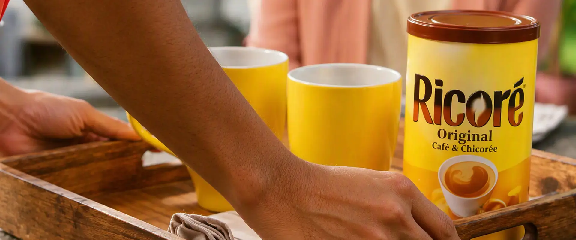 Une jeune femme servant le petit-déjeuner à la maison