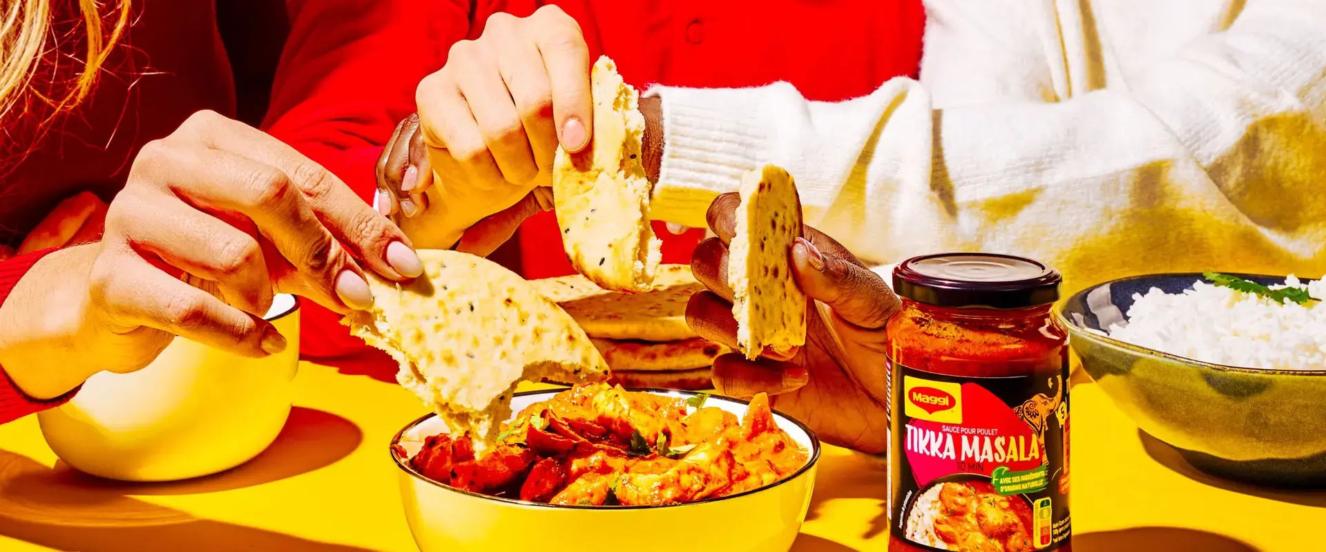 Un groupe d'amis en train de manger du poulet tikka masala