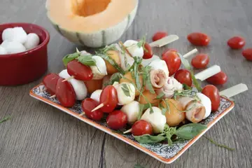 Brochettes melon, mozzarella, tomate basilic au miel et Arome