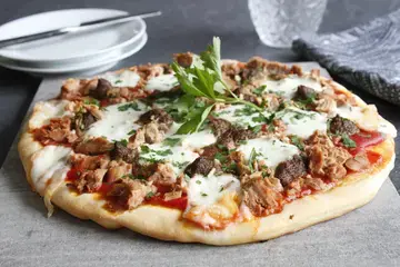 Pizza au thon et olives