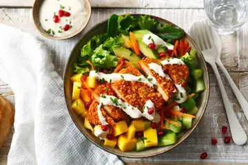 Buddah Bowl, escalope de soja, carotte, salade, mangue, avocat