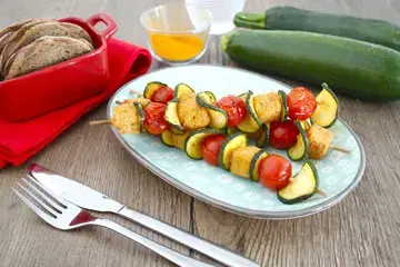 Brochette courgette tomates au crousti tofu basilic