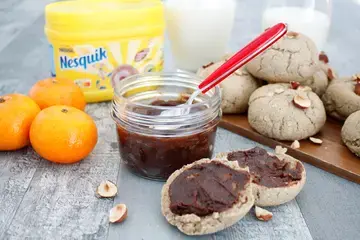 Pâte à tartiner Nesquik et petits pains aux noisettes