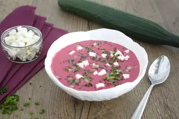 Soupe de betterave et feta au skyr et légumes croquants
