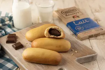Pain au lait avec barre de chocolat au lait