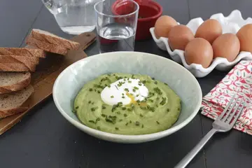 Purée de pommes de terre et petits pois, oeuf poché