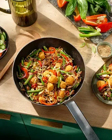 Wok de nouilles au tofu croustillant