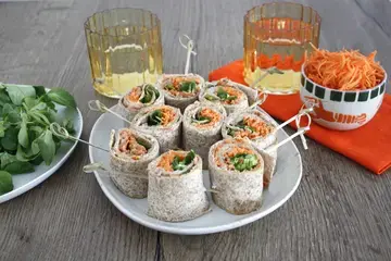 Rouleaux de tortillas au maquereau carotte et mache