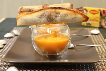 Velouté de potiron, nems de canard confit aux figues