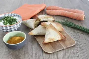 Samossas végétariens aux lentilles carottes sauce fromage blanc