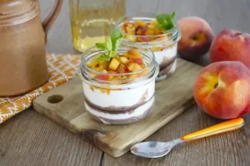 Verrine légère fromage blanc pêche sauce chocolat