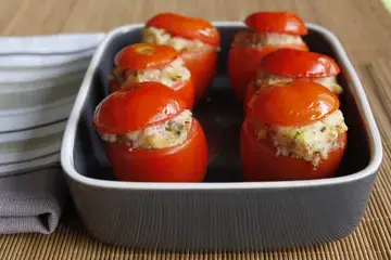 Tomates farcies au jambon, pommes de terre et ciboulette