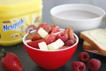 Salade de fruits estivale, biscottes et bol de Nesquik