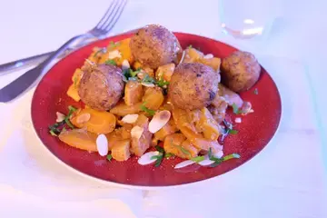 Tajine de patate douce, abricots et falafels
