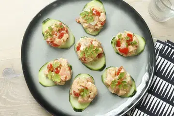 Tartare de saumon ail persil et tartine de concombre