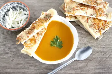 Velouté 8 légumes et baguettines de pizza mozzarella et herbes