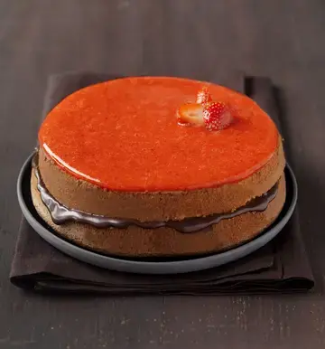 Gateau moelleux miroir de fraise et ganache chocolat