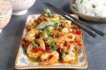 Crevettes sautées aux poivrons, basilic thai et Arome
