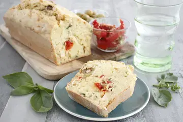 Cake au tofu, tomates confites et olives