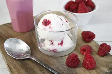 Glace au Lait Concentré et coulis de framboises Companion