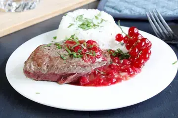 Pavé de boeuf sauce aux groseilles