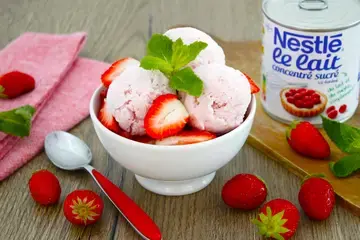 Glace fraise au lait concentré sucré