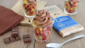 Salade cde fruits et chantilly au chocolat au lait