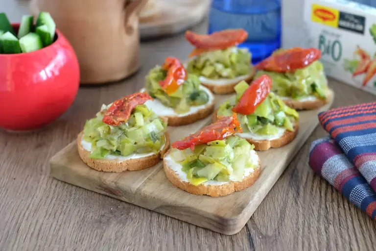 Toasts poireaux et tomates confites