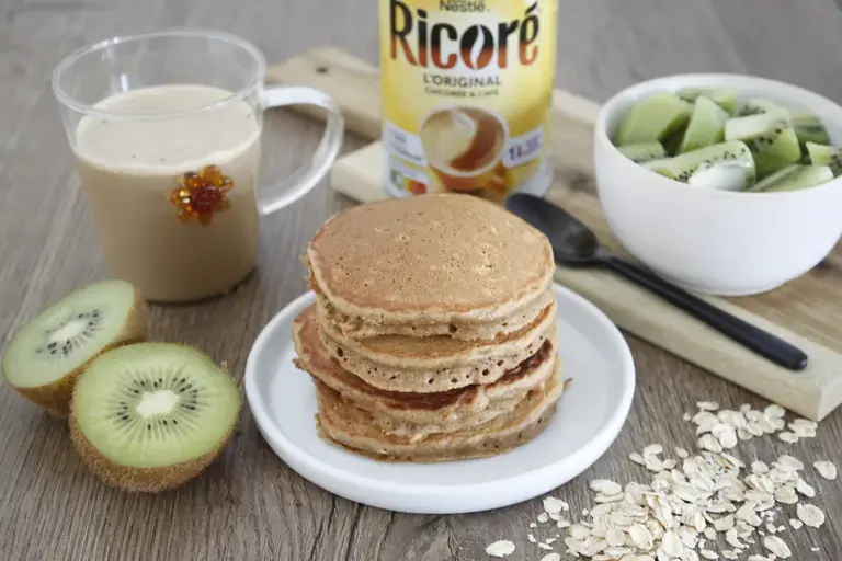 Pancakes Ricoré, kiwis et boisson Ricoré