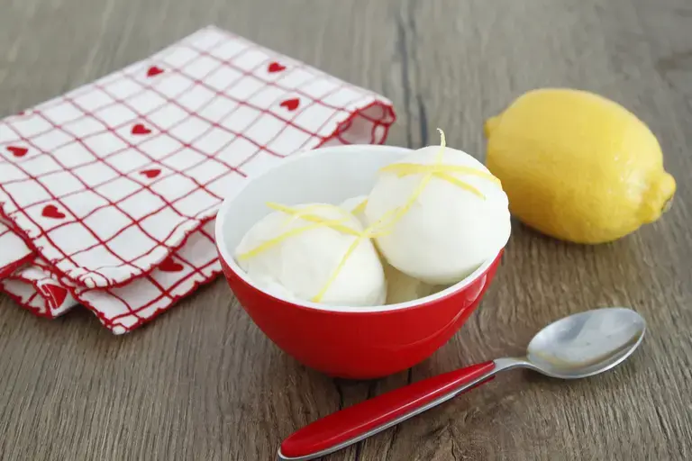 Glace au citron au lait concentré
