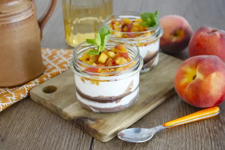 Verrine légère fromage blanc pêche sauce chocolat
