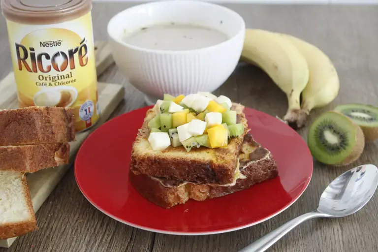 Pain perdu aux fruits exotiques et bol de Ricoré