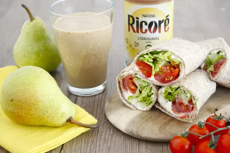 Smoothie poire Ricoré et wraps fromage frais salade