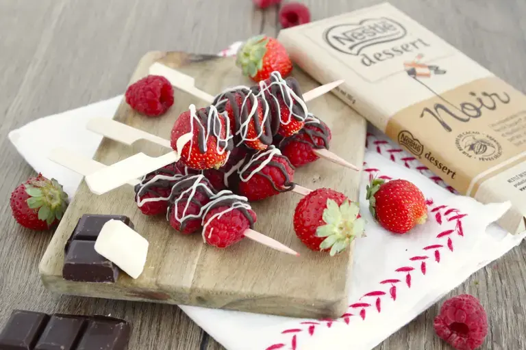 Brochettes de fruits aux 2 chocolats