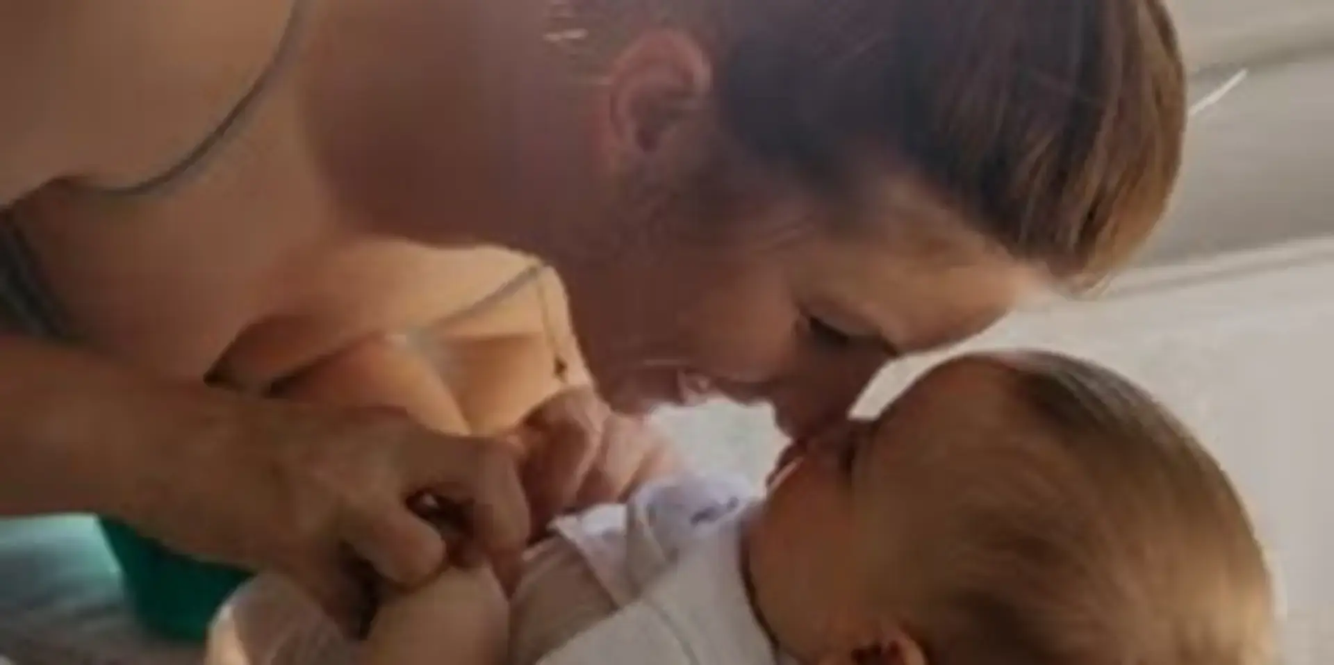 Une mère et son bébé partageant un moment tendre