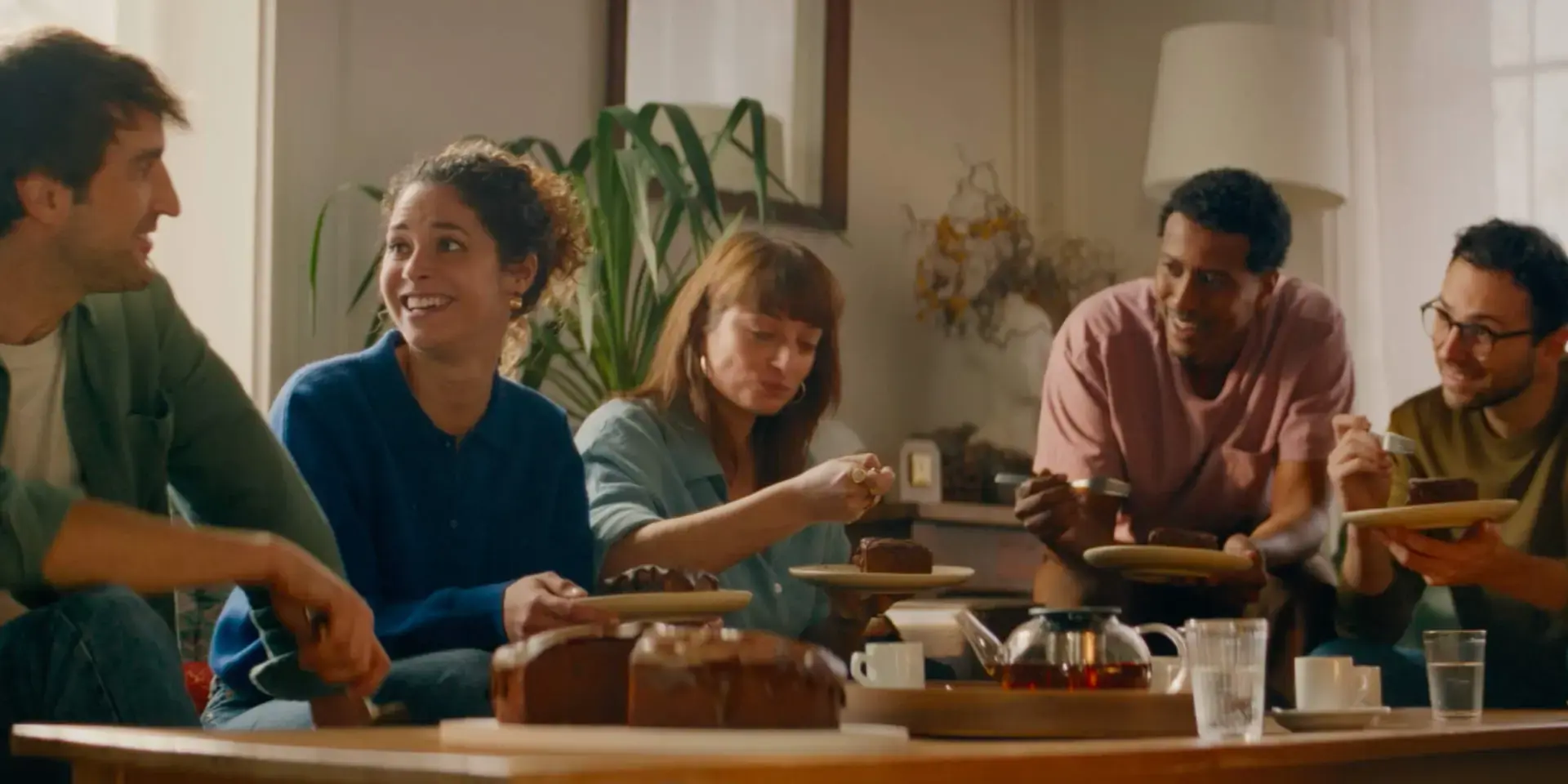 Des garçons rient autour d'une table.