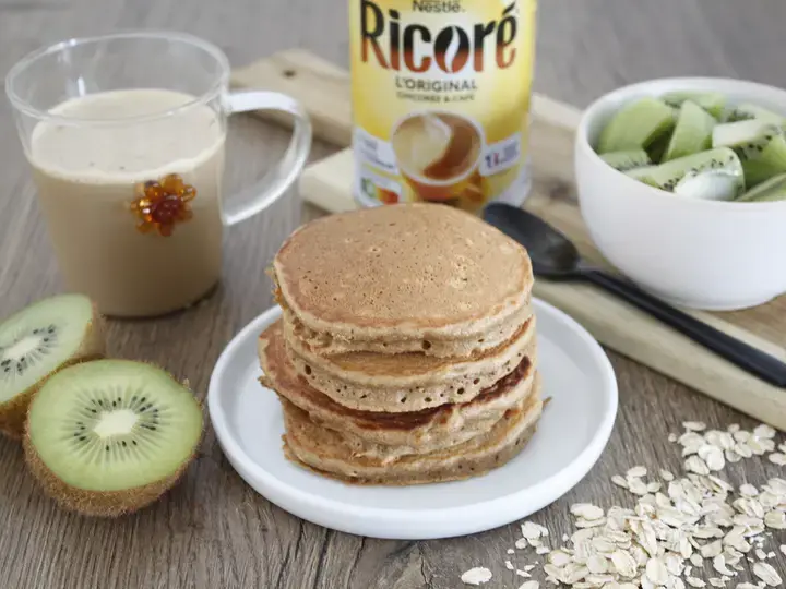 Pancakes Ricoré, kiwis et boisson Ricoré