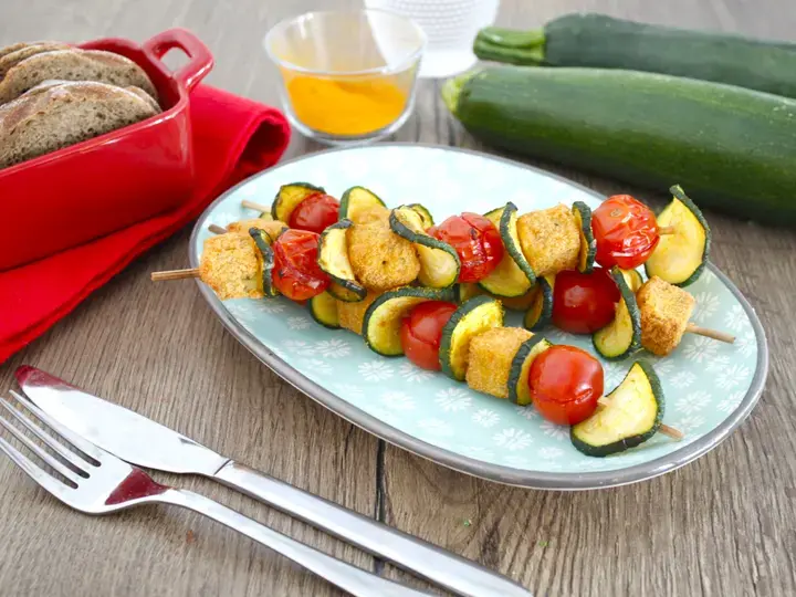 Brochette courgette tomates au crousti tofu basilic