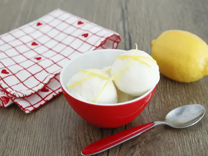 Glace au citron au lait concentré