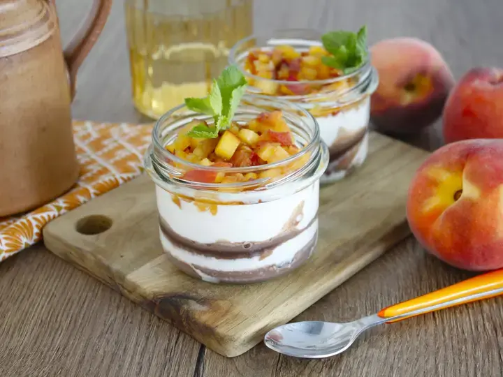 Verrine légère fromage blanc pêche sauce chocolat