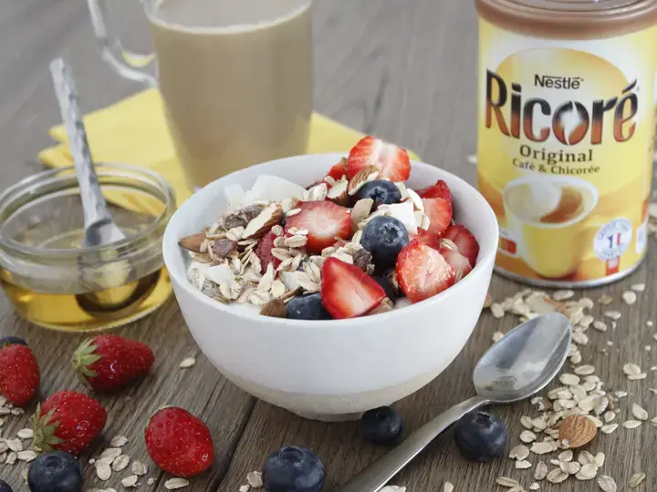 bowl skyr granola et fruits boisson Ricoré