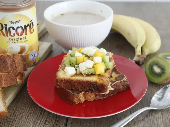 Pain perdu aux fruits exotiques et bol de Ricoré