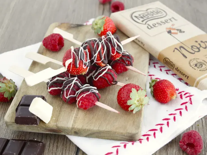 Brochettes de fruits aux 2 chocolats