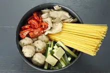 One pot pasta spaghetti, boulettes de poulet, pleurotes et tomates confites