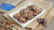 Mendiants au chocolat au lait, pralin et fruits secs