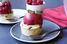 Fondant au yaourt, chocolat praliné et sorbet framboises