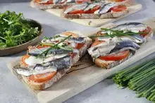 Tartines de sardines grillées tomates et ciboulette
