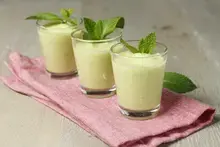 Soupe froide concombre feta poivron vert menthe