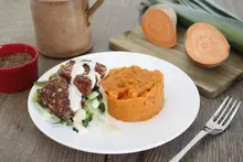 Saumon pané aux graines, fondue de poireaux et patate douce sauce beurre blanc